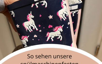 wasserfeste bzw. wischfeste Etiketten auf einem blauen Gummistiefel fuer Kinder mit weiss-rosa Einhoernern. Die Aufkleber halten bereits ein Jahr auf dem Stiefel, sind aber immer noch extrem gut lesbar, auch wenn das Etikett selbst etwas abgenutzt scheint.