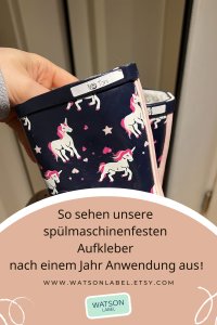 wasserfeste bzw. wischfeste Etiketten auf einem blauen Gummistiefel fuer Kinder mit weiss-rosa Einhoernern. Die Aufkleber halten bereits ein Jahr auf dem Stiefel, sind aber immer noch extrem gut lesbar, auch wenn das Etikett selbst etwas abgenutzt scheint.