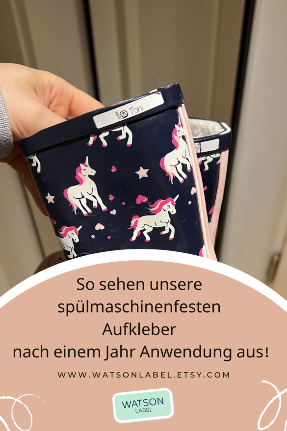 wasserfeste bzw. wischfeste Etiketten auf einem blauen Gummistiefel fuer Kinder mit weiss-rosa Einhoernern. Die Aufkleber halten bereits ein Jahr auf dem Stiefel, sind aber immer noch extrem gut lesbar, auch wenn das Etikett selbst etwas abgenutzt scheint.