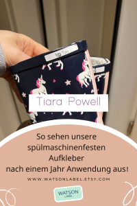 wasserfeste bzw. wischfeste Etiketten auf einem blauen Gummistiefel fuer Kinder mit weiss-rosa Einhoernern. Die Aufkleber halten bereits ein Jahr auf dem Stiefel, sind aber immer noch extrem gut lesbar, auch wenn das Etikett selbst etwas abgenutzt scheint.