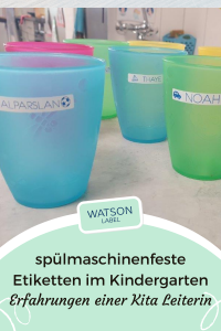 spülmaschinenfeste-Etiketten-im KIndergarten fuer-Trinkbecher-im-Kindergarten-von-watsonlabel. Die Becher sind aus Plastik, leicht durchsichtig, in den Farben pink, gelb, blau und grün mit jeweils einem Etikett im Format 48 x 8 mm auf der breitesten Stelle