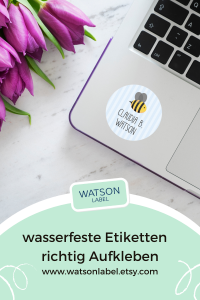 wasserfeste Etiketten richtig aufkleben. Die Etiketten mit Biene Motiv und personalisiertem Namensaufklebe auf Notebook.